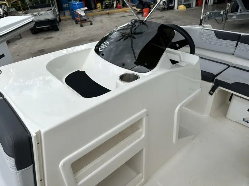 Slide: The Image of Bayliner M17 2023 - 5918030