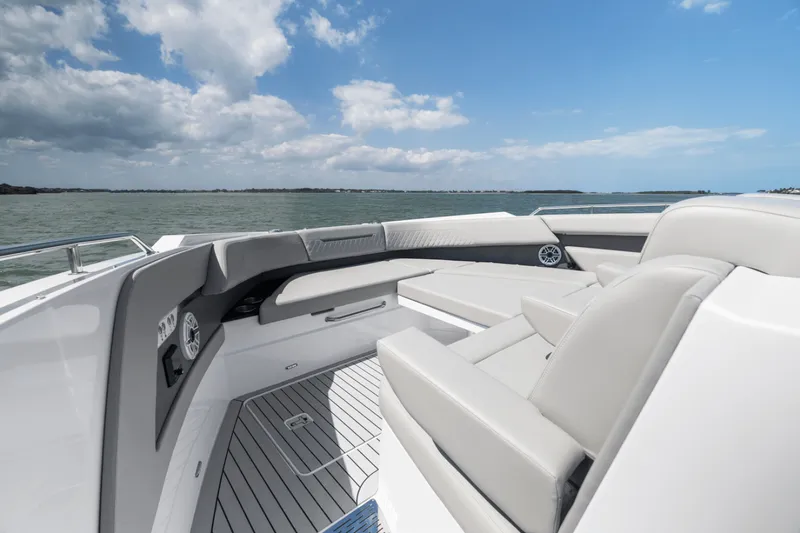 Slide: The Image of Cruisers Yachts 50GLS OB 2026 - 5897074