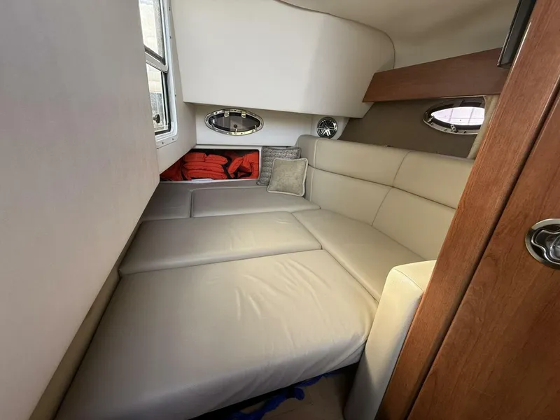 Slide: The Image of Formula 33 - Cabin 2016 Formula 33 Crossover Bowrider - 5898024