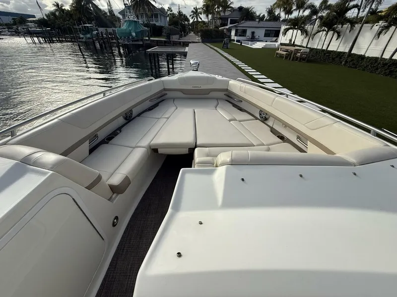 Slide: The Image of Formula 33 - Bow 2016 Formula 33 Crossover Bowrider - 5898035