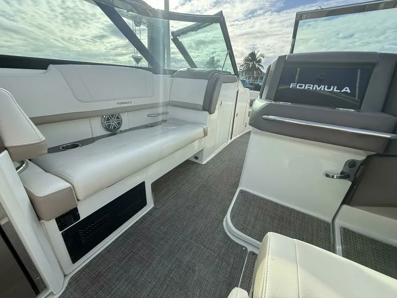 Slide: The Image of Formula 33 -  Aft 2016 Formula 33 Crossover Bowrider - 7680969