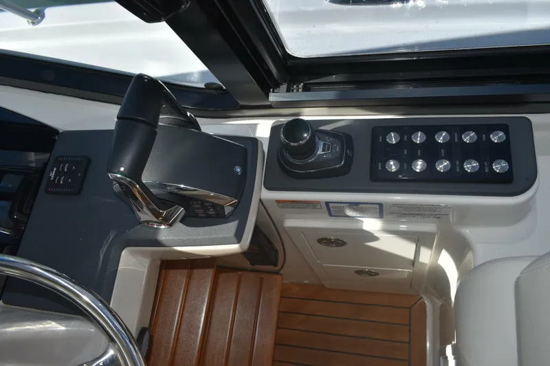 Slide: The Image of Boston Whaler 405 Conquest 2023 - 5905194