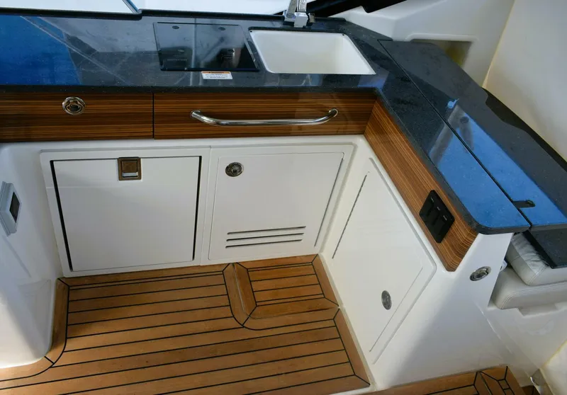 Slide: The Image of Boston Whaler 405 Conquest 2023 - 5905207