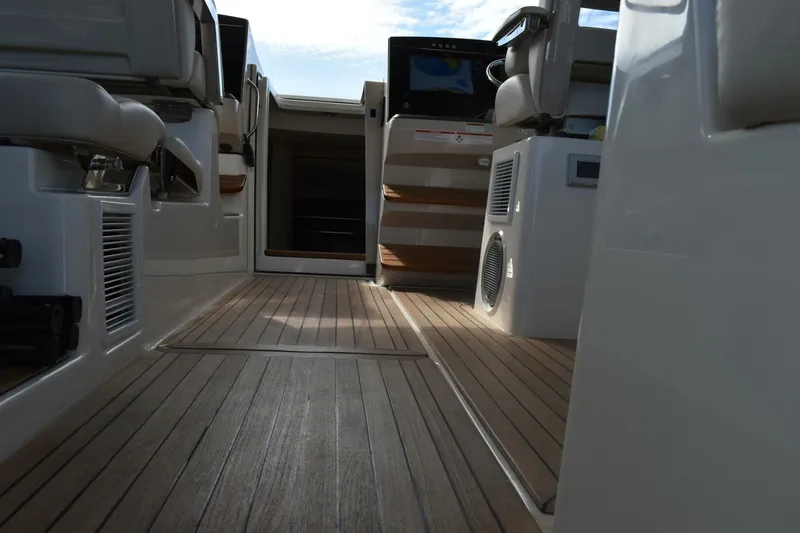 Slide: The Image of Boston Whaler 405 Conquest 2023 - 5905218