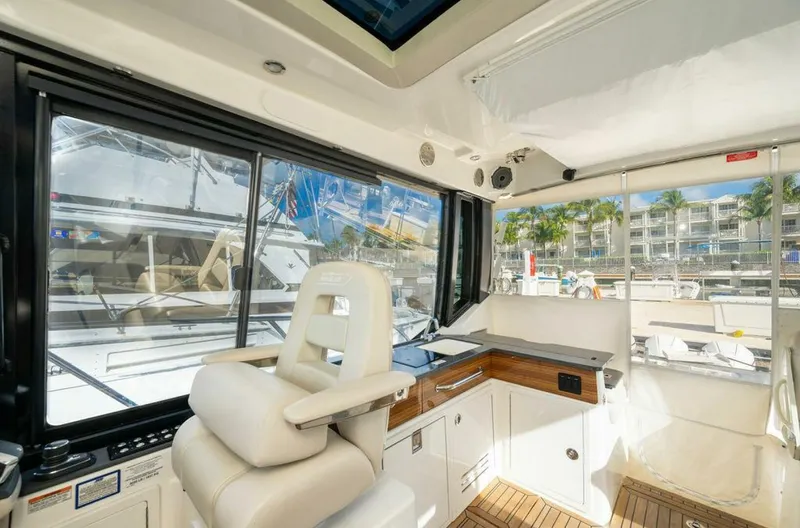 Slide: The Image of Boston Whaler 405 Conquest 2023 - 5987696