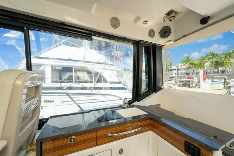 Slide: The Image of Boston Whaler 405 Conquest 2023 - 5987700