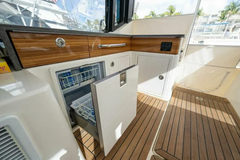 Slide: The Image of Boston Whaler 405 Conquest 2023 - 5987721