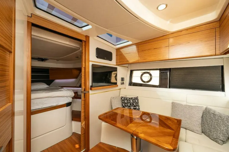 Slide: The Image of Boston Whaler 405 Conquest 2023 - 5987702