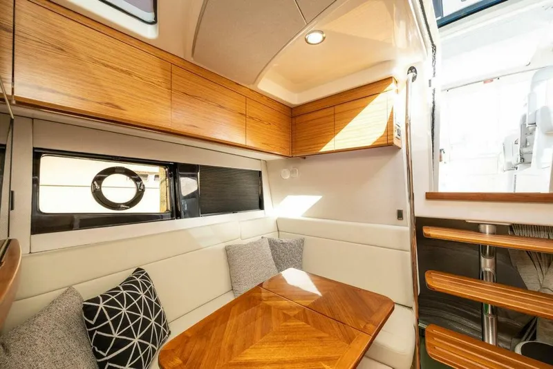 Slide: The Image of Boston Whaler 405 Conquest 2023 - 5987703