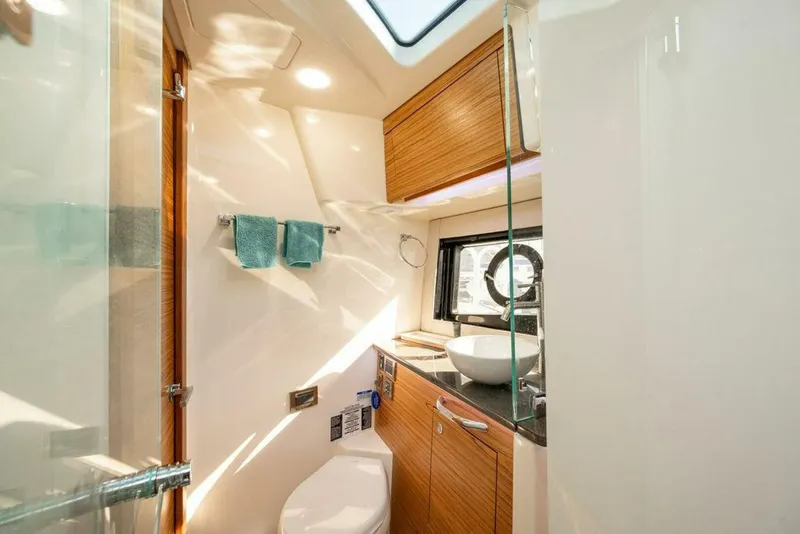 Slide: The Image of Boston Whaler 405 Conquest 2023 - 5987705