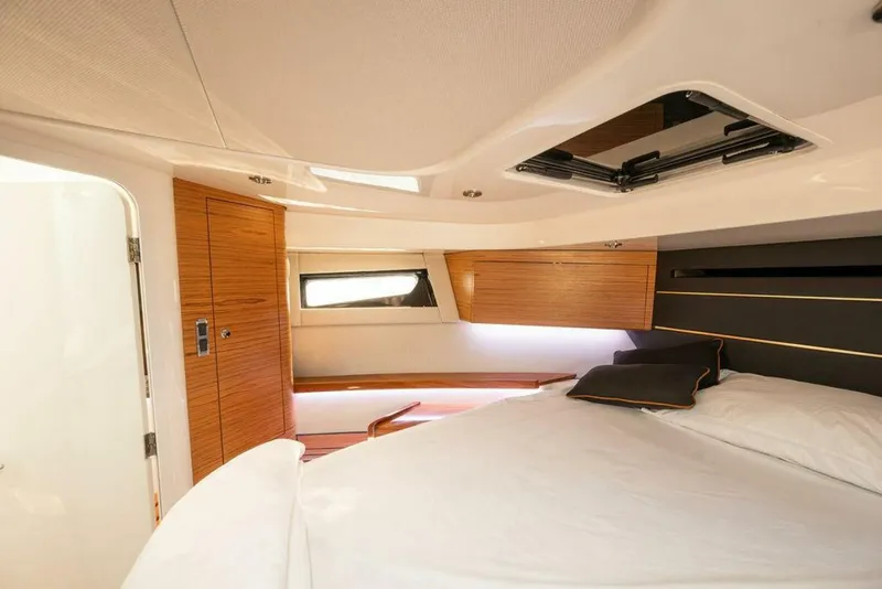 Slide: The Image of Boston Whaler 405 Conquest 2023 - 5987709