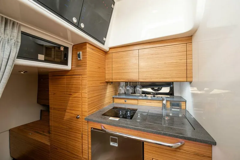 Slide: The Image of Boston Whaler 405 Conquest 2023 - 5987720