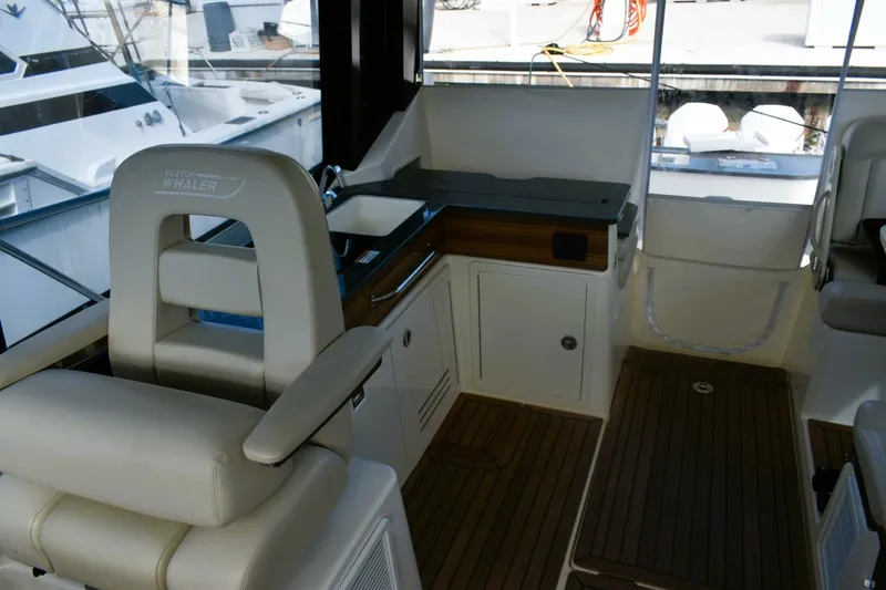 Slide: The Image of Boston Whaler 405 Conquest 2023 - 5905190