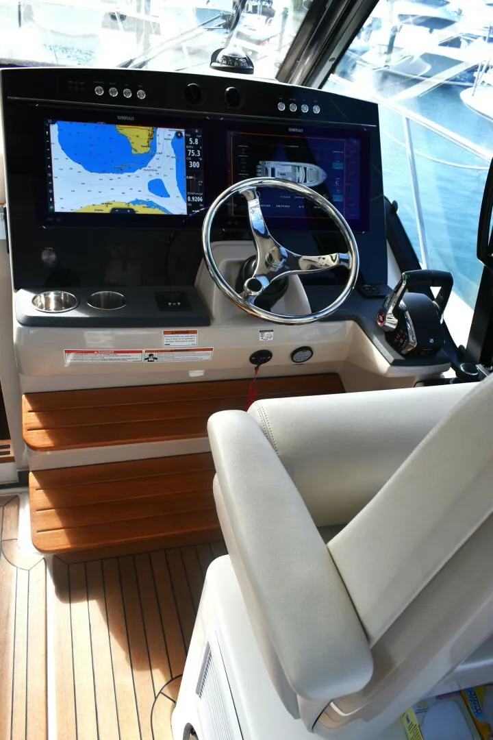 Slide: The Image of Boston Whaler 405 Conquest 2023 - 5905192
