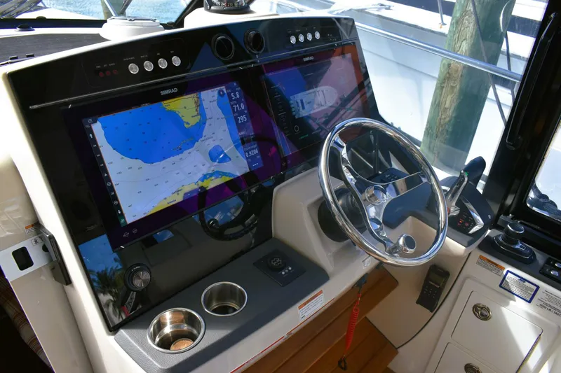 Slide: The Image of Boston Whaler 405 Conquest 2023 - 5905204