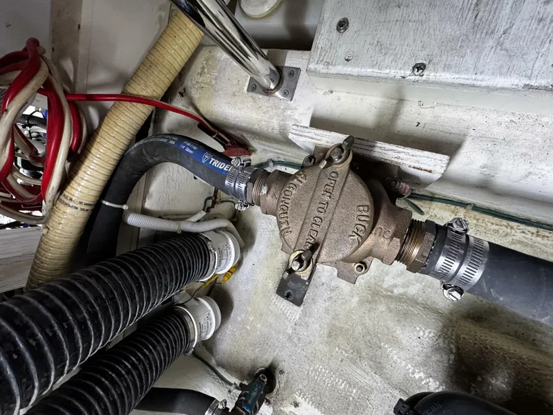 Slide: The Image of Carver Yachts 36 Sedan 2005 - 5986696