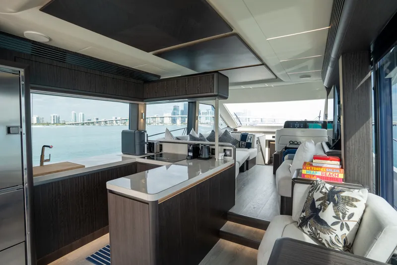 Slide: The Image of Galeon 560 FLY 2025 - 6000505