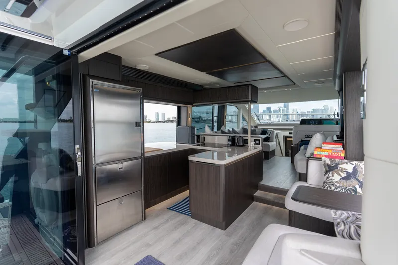 Slide: The Image of Galeon 560 FLY 2025 - 6000534