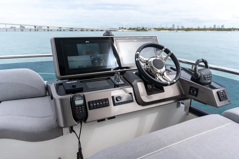 Slide: The Image of Galeon 560 FLY 2025 - 6000542