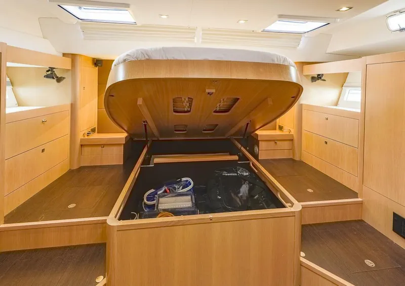 Slide: The Image of Amel 55 2018 - 5901122