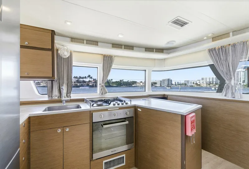 Slide: The Image of Lagoon 52F 2021 - 5950118