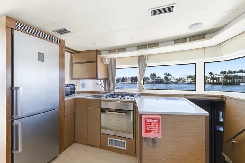 Slide: The Image of Lagoon 52F 2021 - 5950120