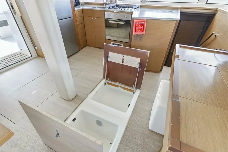 Slide: The Image of Lagoon 52F 2021 - 5950130