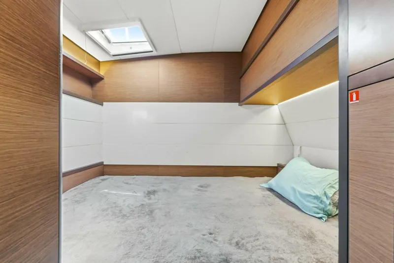 Slide: The Image of Lagoon 52F 2021 - 5950102