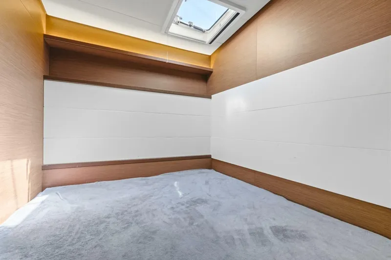 Slide: The Image of Lagoon 52F 2021 - 5950104