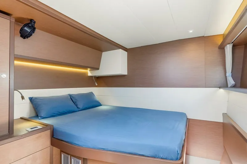 Slide: The Image of Lagoon 52F 2021 - 5950108