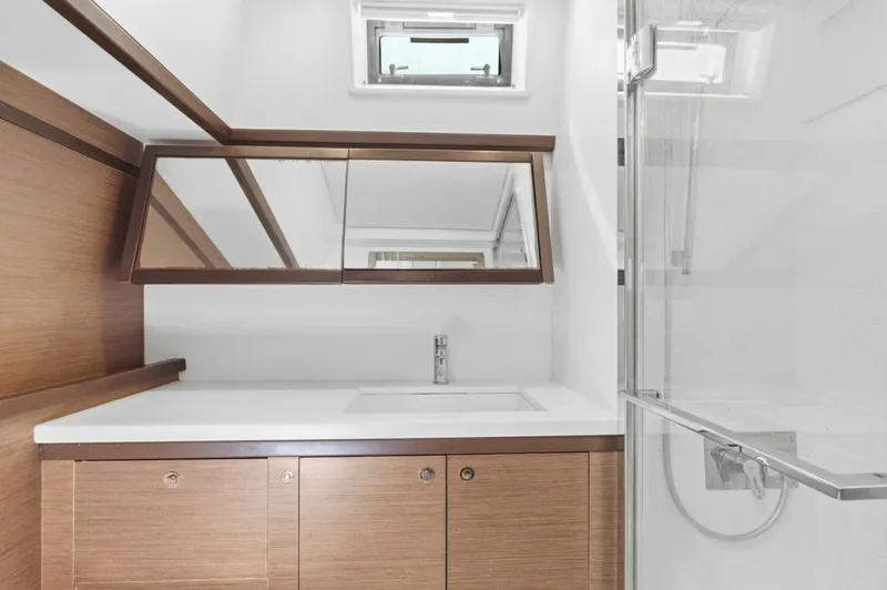 Slide: The Image of Lagoon 52F 2021 - 5950124