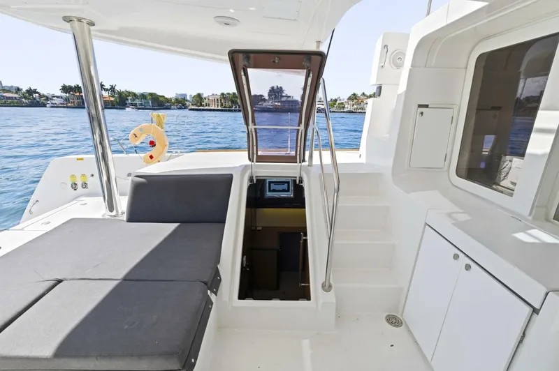 Slide: The Image of Lagoon 52F 2021 - 5950066