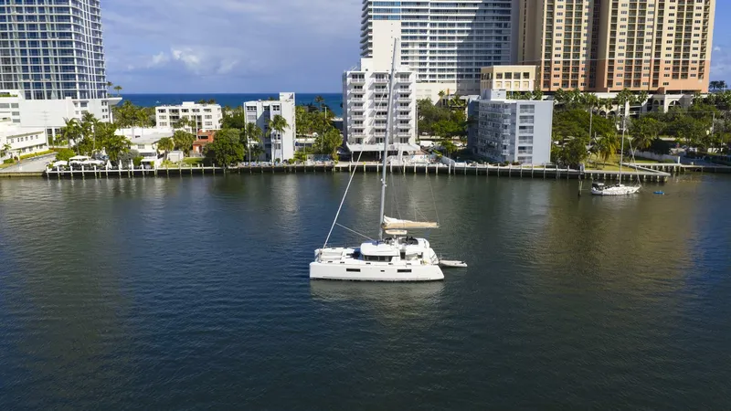 Slide: The Image of Lagoon 52F 2021 - 5950159