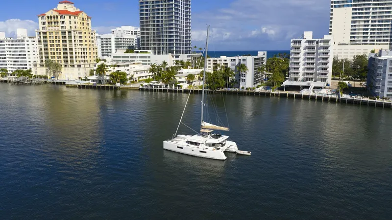 Slide: The Image of Lagoon 52F 2021 - 5950160