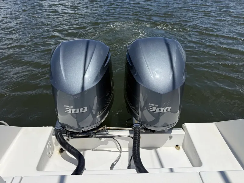 Slide: The Image of Regulator Marine 32 Center Console 2006 - 6141829