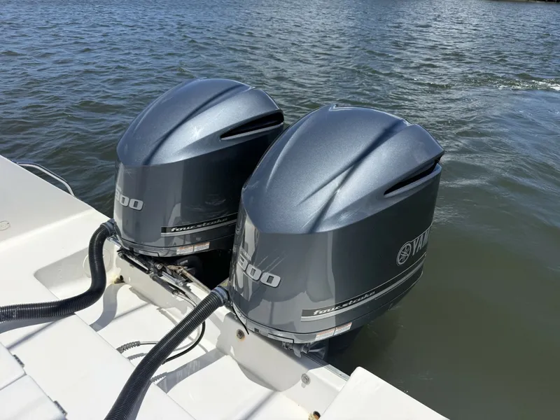Slide: The Image of Regulator Marine 32 Center Console 2006 - 6141836