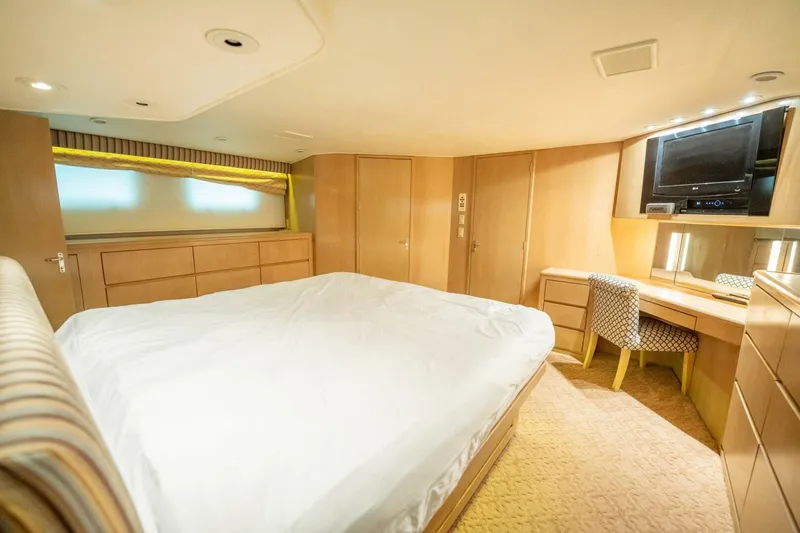 Slide: The Image of Hatteras 74 Cockpit Motoryacht 1998 - 5914118