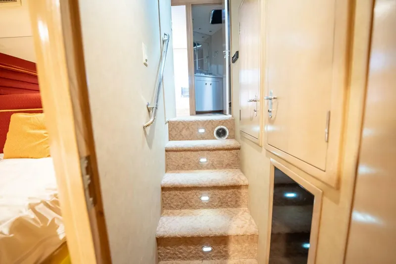 Slide: The Image of Hatteras 74 Cockpit Motoryacht 1998 - 5914123