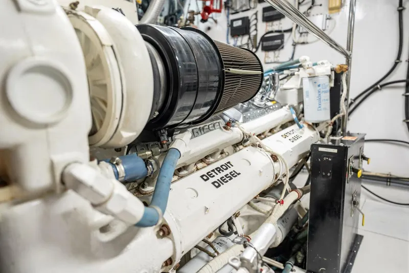 Slide: The Image of Hatteras 74 Cockpit Motoryacht 1998 - 5914149