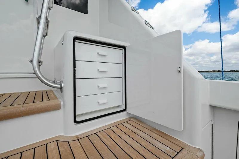 Slide: The Image of 2008 Viking 64 Convertible 20% - 5979123