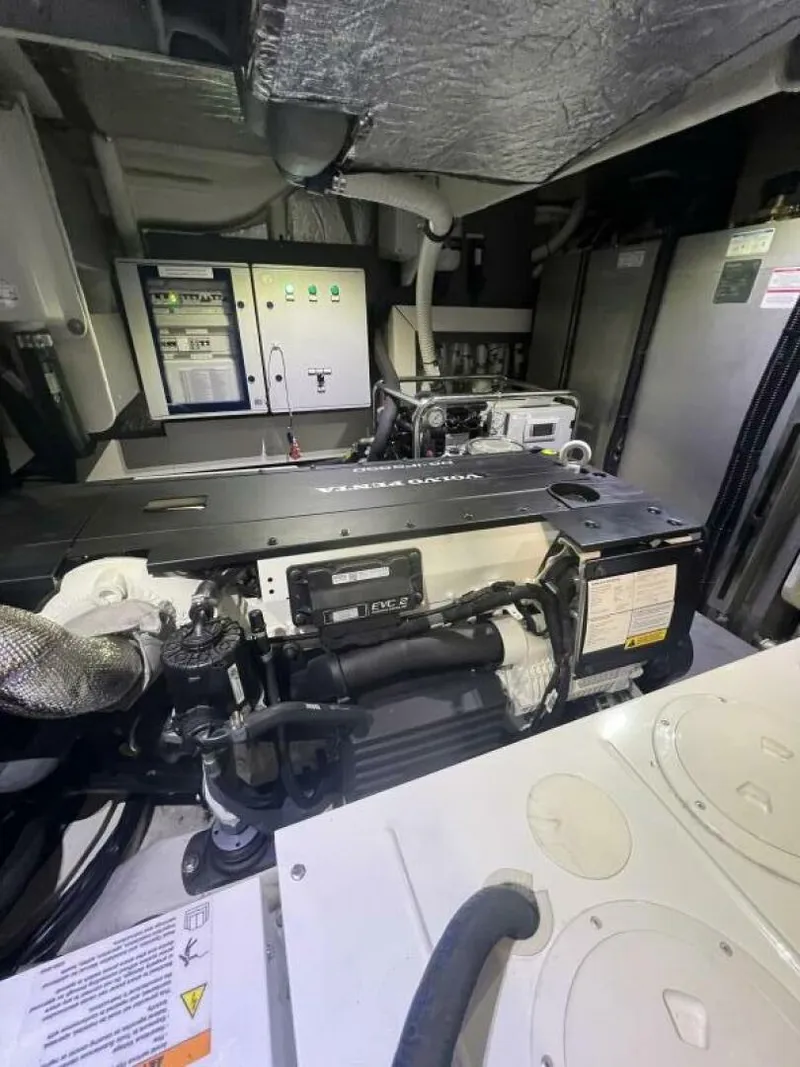 Slide: The Image of Absolute 48 Navetta 2023 - 5907246