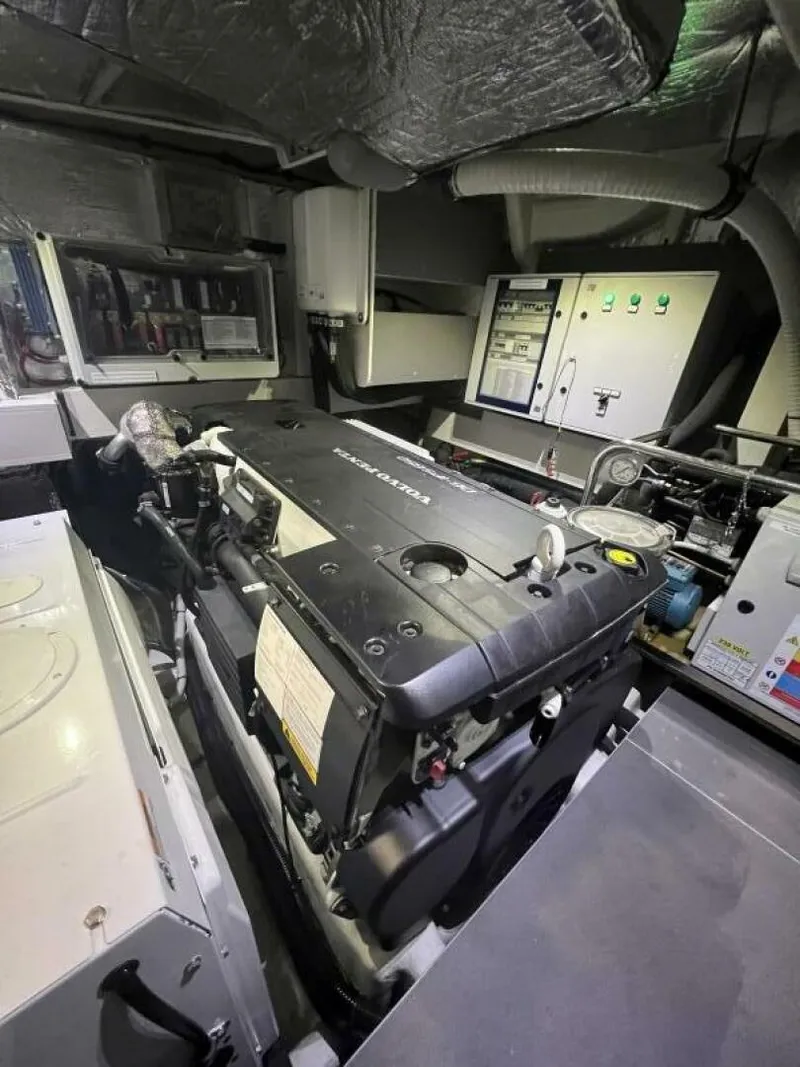 Slide: The Image of Absolute 48 Navetta 2023 - 5907257