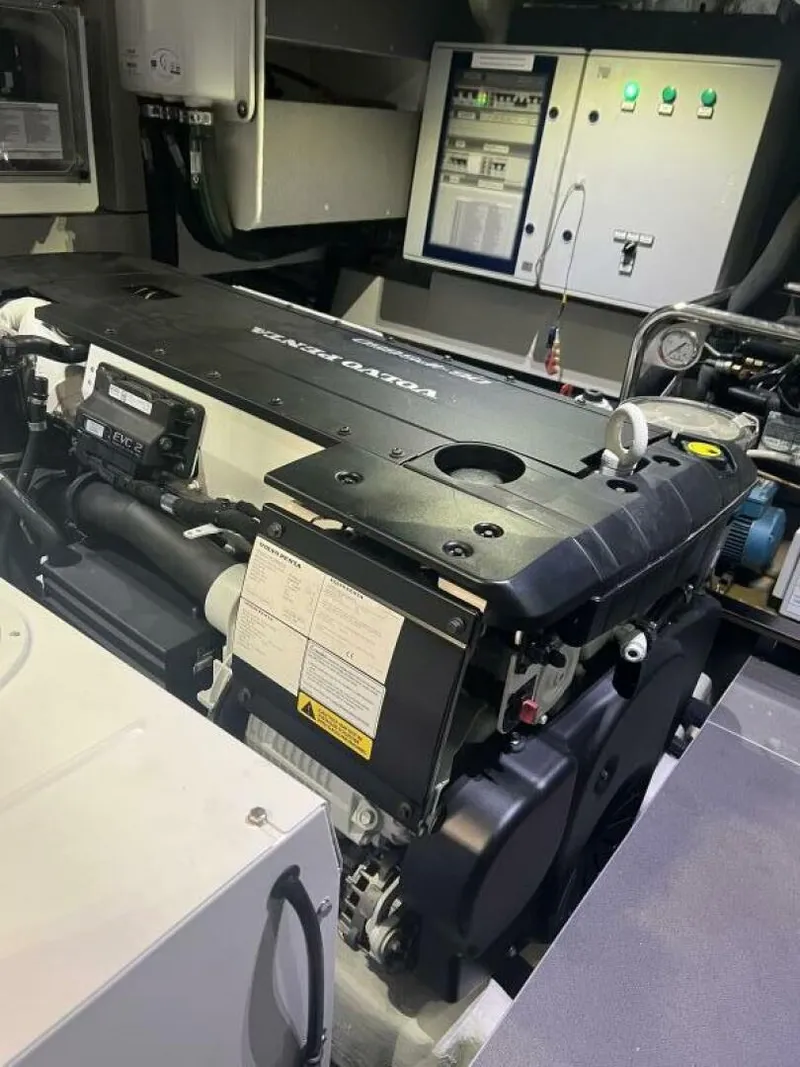 Slide: The Image of Absolute 48 Navetta 2023 - 5907258