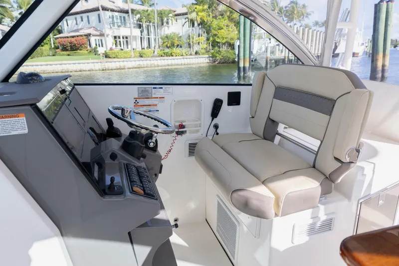 Slide: The Image of Pursuit 24 JOYSEA -  Helm Station 2019 Pursuit  325 Dual Console JOYSEA - 5908222