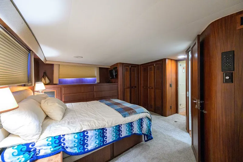 Slide: The Image of Hatteras 63 - Phantom - Master Stateroom 1987 63 Hatteras Motor Yacht - Phantom - 7651521