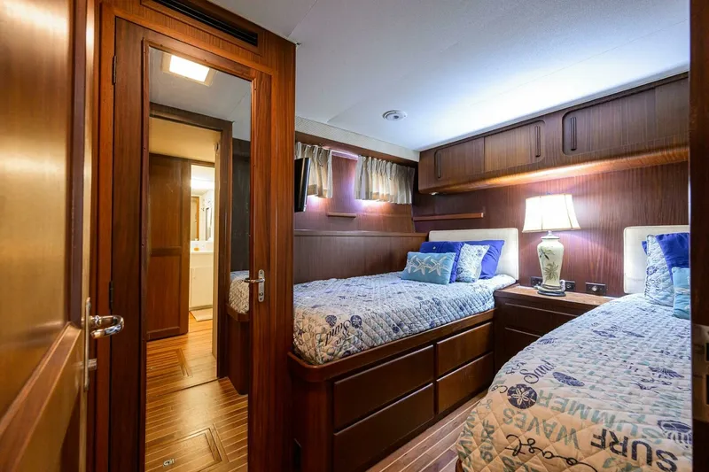 Slide: The Image of Hatteras 63 - Phantom - Guest Stateroom 1987 63 Hatteras Motor Yacht - Phantom - 7651533