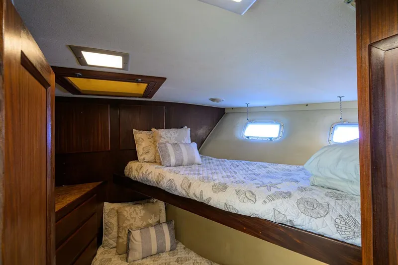 Slide: The Image of Hatteras 63 - Phantom - Guest Stateroom 1987 63 Hatteras Motor Yacht - Phantom - 5908821