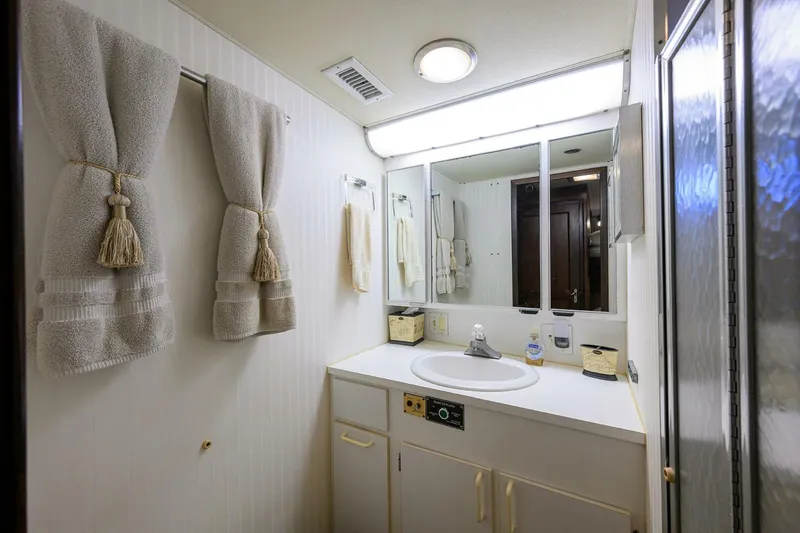 Slide: The Image of Hatteras 63 - Phantom - Head 1987 63 Hatteras Motor Yacht - Phantom - 5908823