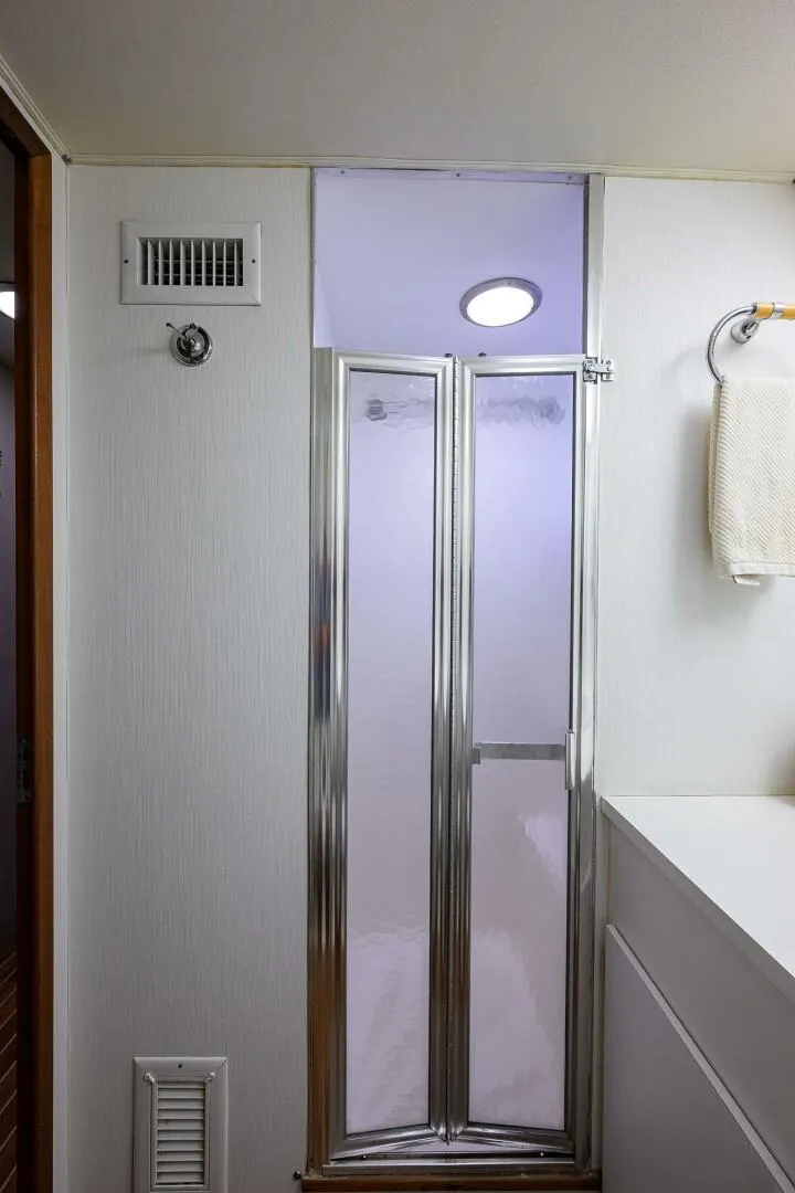 Slide: The Image of Hatteras 63 - Phantom - Head 1987 63 Hatteras Motor Yacht - Phantom - 5908828