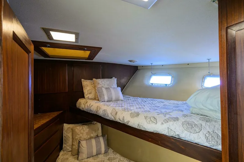 Slide: The Image of Hatteras 63 - Phantom - Guest Stateroom 1987 63 Hatteras Motor Yacht - Phantom - 7651530